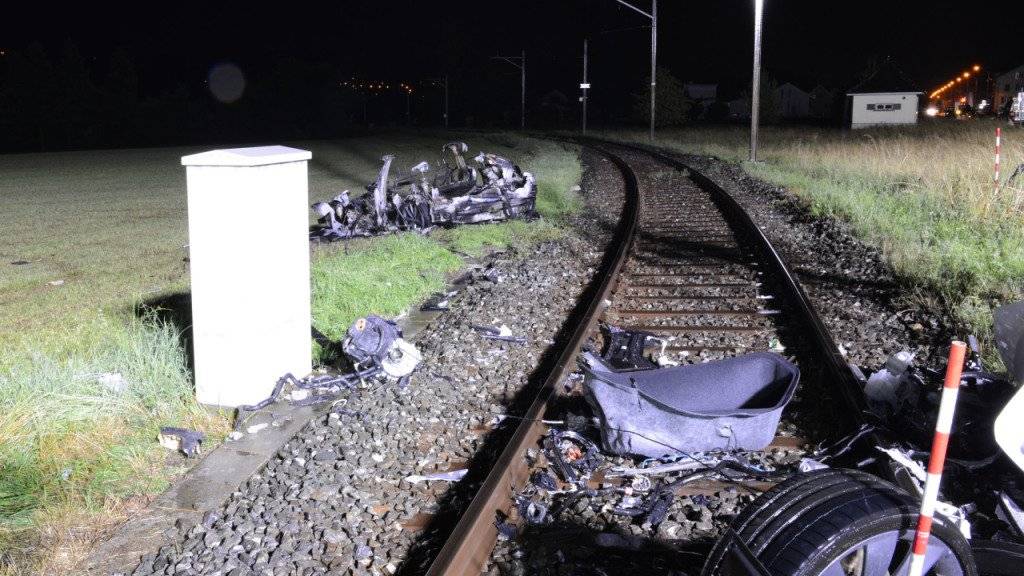 Nach einem Unfall ist ein Elektroauto bei der Bahnlinie Luzern-Lenzburg ausgebrannt. Der Bahnverkehr war deswegen beeinträchtigt.