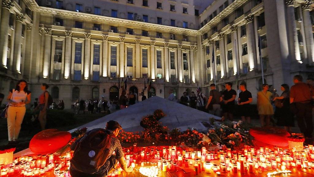 An der Ermordung einer 15-Jährigen in Rumänien hat sich am Samstag eine Massendemonstration gegen die Polizei und Landesregierung entzündet.