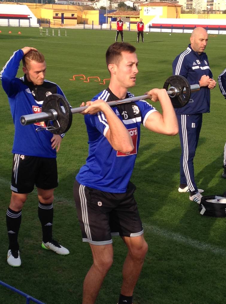 Auch Krafttraining gehört zu einem Trainingslager - hier Verteidiger Francois Affolter.