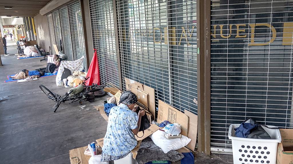 In den USA ist die Arbeitslosigkeit im August deutlich gestiegen. Die Arbeitslosenquote erhöhte sich von 3,5 Prozent auf 3,8 Prozent. Im Bild Obdachlose in Downtown Miami. (Archivbild)