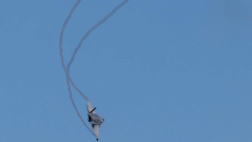 Ein US-amerikanischer F-35-Kampfjet führt ein Luftmanöver durch. Foto: Alejandro Granadillo/AP/dpa