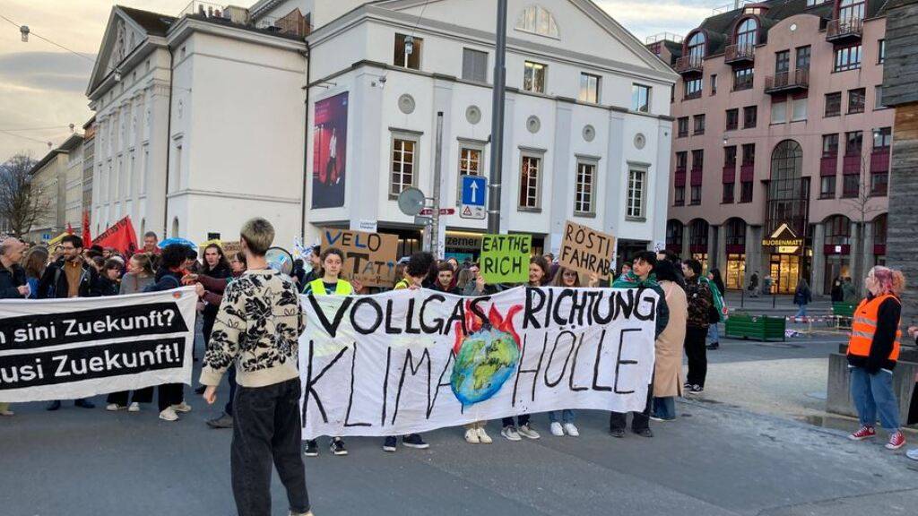 Die aktuelle Verkehrspolitik führt laut Klimastreik mit Vollgas in die Klimahölle.