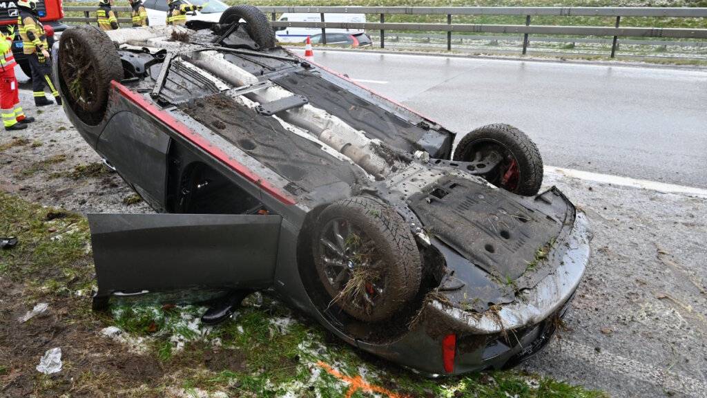 Die Feuerwehr sperrte den Normalstreifen der Autobahn für mehr als eine Stunde, während die Polizei den Unfall aufnahm.