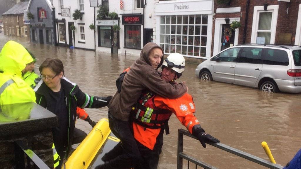 Dauerregen brachte dem Norden Englands schwere Überschwemmungen. Rettungskräfte mussten zahlreiche Menschen aus ihren überfluteten Häusern retten.