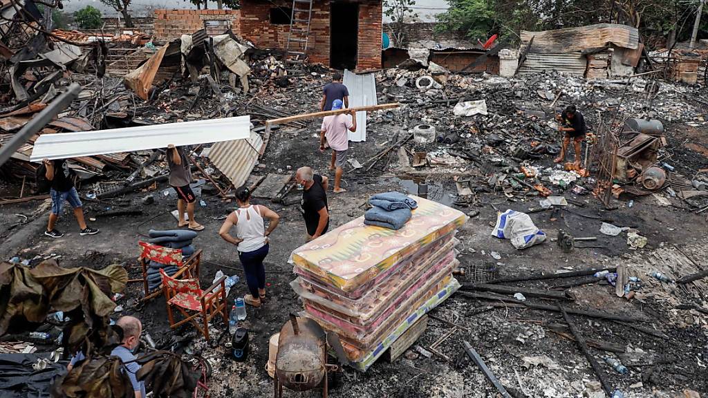 Ein Grossbrand hat am Weihnachtstag in Asuncion, der Hauptstadt Paraguays, Dutzende Häuser vernichtet. Zahlreiche Häuser brannten bis auf die Grundmauern nieder.