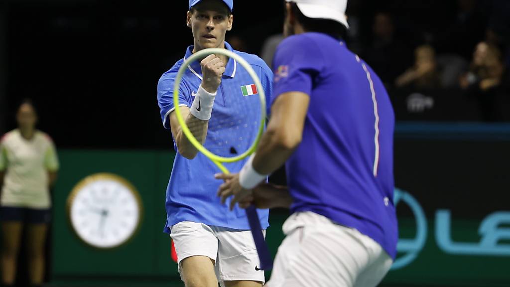 Jannik Sinner führt Italien mit Siegen im Einzel und im Doppel in die Davis-Cup-Halbfinals