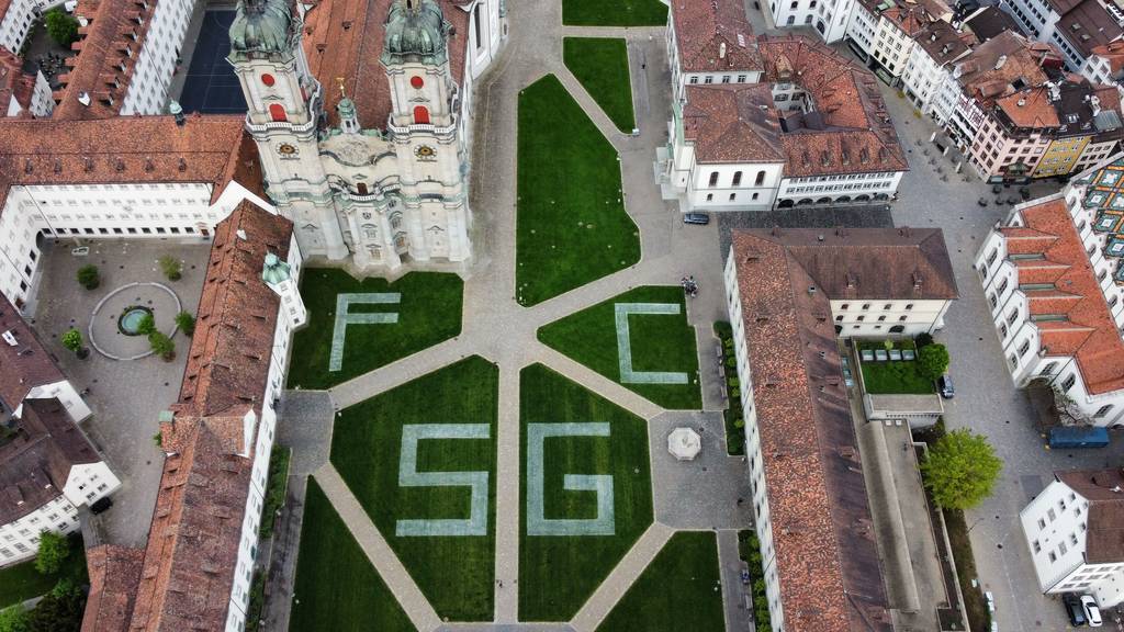 Weisse FCSG-Buchstaben auf Klosterplatz – Aktion ist bewilligt