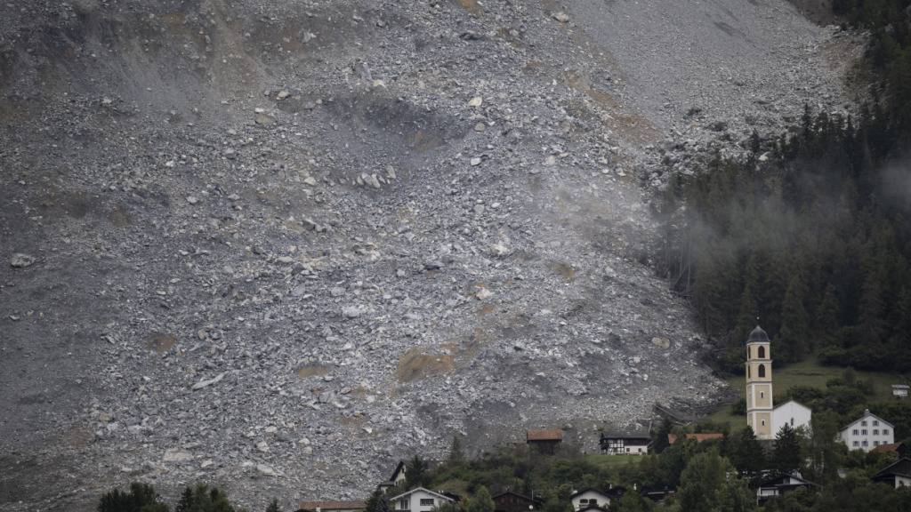Viele Brienzerinnen und Brienzer sehen wegen des Bergsturzes keine Zukunft mehr in ihrem Dorf. Sie haben sich bereit erklärt, so rasch wie möglich definitiv umzusiedeln. Seit November 2024 ist das Dorf evakuiert. (Archivbild)