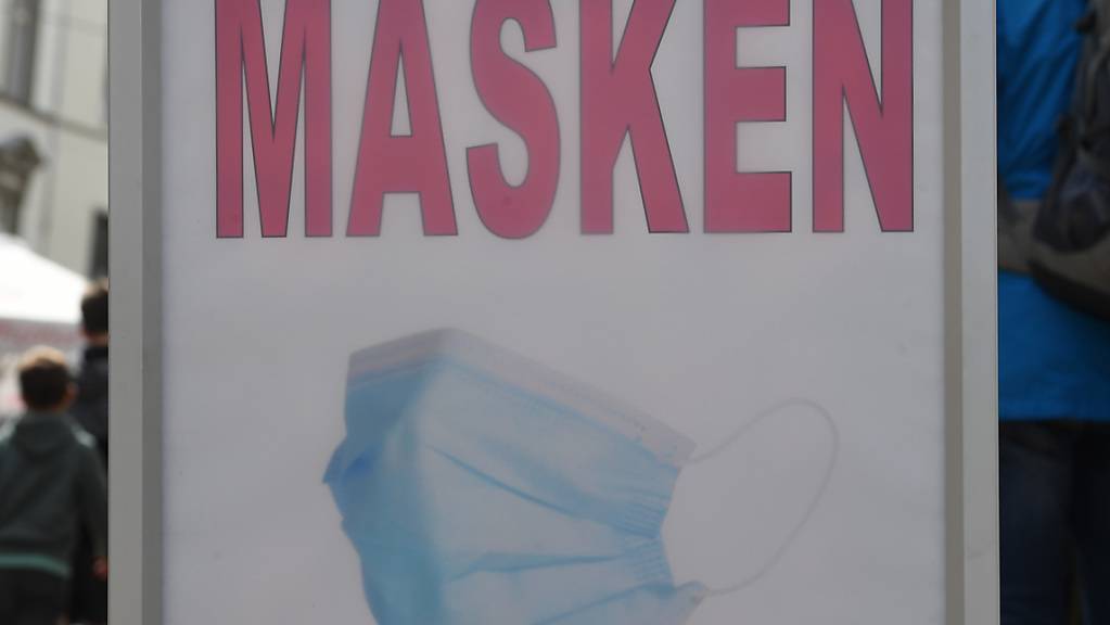 «Masken» steht auf einem Schild in einem Geschäft in der Innenstadt von Stralsund. Die WHO empfiehlt das Tragen von Masken für Kinder ab zwölf Jahren.