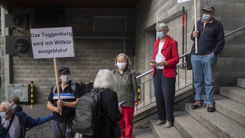 Vor der entscheidenden Debatte über die Zukunft der Spitäler im St. Galler Kantonsrat wurde für den Erhalt des Spitals Wattwil demonstriert. (Archivbild)