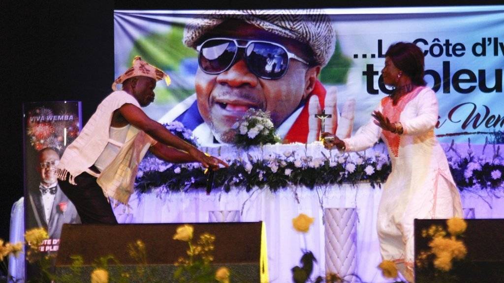 Der ivorische Künstler Soro N'gana (l) am Tribut-Konzert für Papa Wemba im Kulturpalast in Abidjan, Ivory Coast, 27 April 2016. The 66 year old influential Congolese musician Papa Wemba.