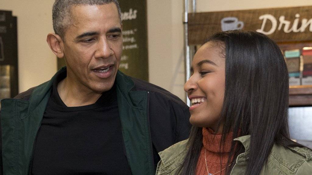 Auch eine Präsidententochter muss erste Berufserfahrungen sammeln: Sasha mit ihrem Vater Barack Obama. (Archivbild)