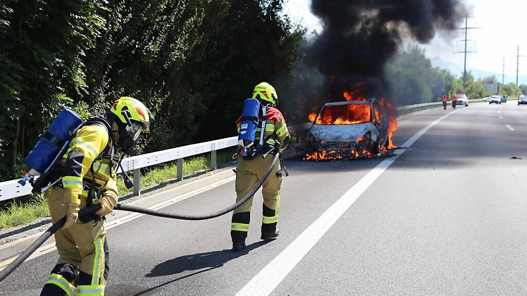 Das Auto brannte auf der Autobahn komplett aus.