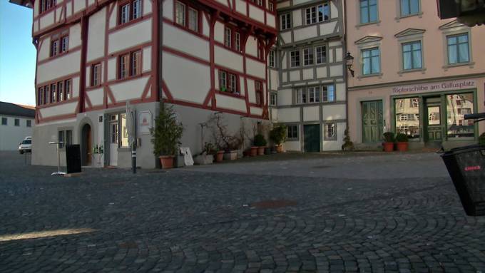 Kurznachrichten: Länger Feiern, Christbaum, Unfall