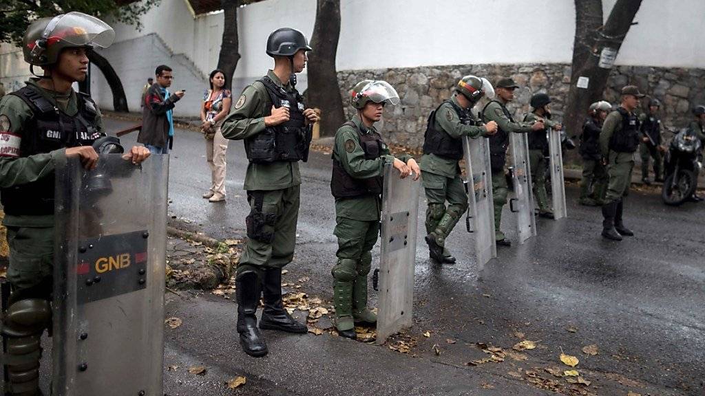 Sicherheitskräfte blockieren in der venezolanischen Hauptstadt Caracas den Zugang zur Leichenhalle, in der der getötete Aufständische Oscar Pérez aufbewahrt wird.