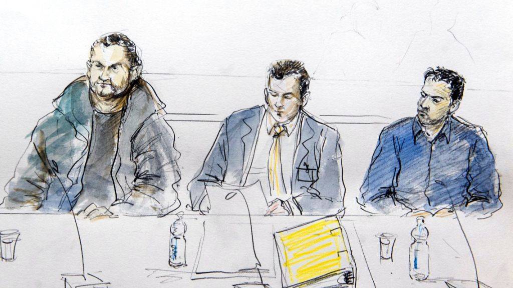 Die Gerichtszeichnung vom IS-Prozess vor dem Bundesstrafgericht in Bellinzona im März 2016 zeigt den nun freigelassenen Iraker (rechts), den Verteidiger (Mitte) und einen Mitangeklagten.