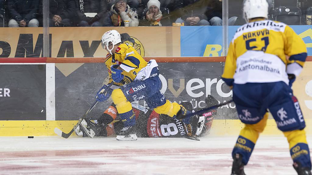 Der Anfang vom Davoser Übel: Enzo Guebey wird nach einem harten Check gegen den Berner Joshua Fahrni für fünf Minuten auf die Strafbank geschickt