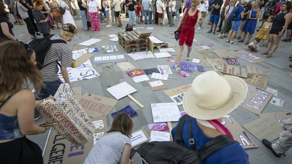 Bei einer Hausdurchsuchung im Aargauer Fall von sexualisierter Gewalt gegen Frauen ist die Staatsanwaltschaft auf weitere Datenträger gestossen. Im Bild: Solidaritätskundgebung für die Opfer in Untersiggenthal AG. (Archiv)