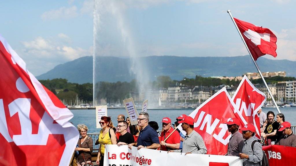 Mitglieder der Gewerkschaft Unia demonstrieren gegen Sparmassnahmen.