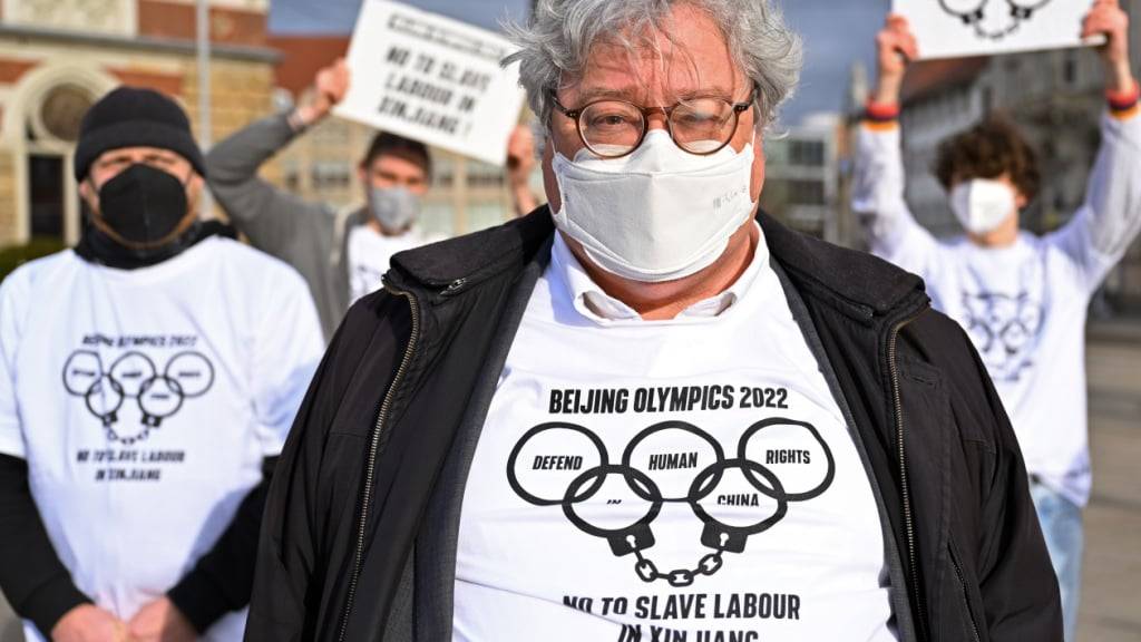 ARCHIV - Reinhard Bütikofer, damals Mitglied des Europäischen Parlaments, trägt ein T-Shirt mit dem Aufdruck «Defend Human Rights in China». Foto: Martin Schutt/dpa-Zentralbild/dpa