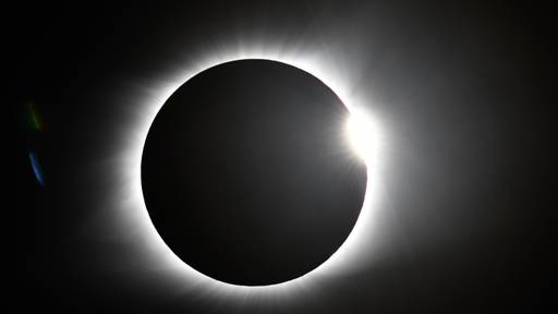 Sonnenfinsternis beginnt über der Arktis