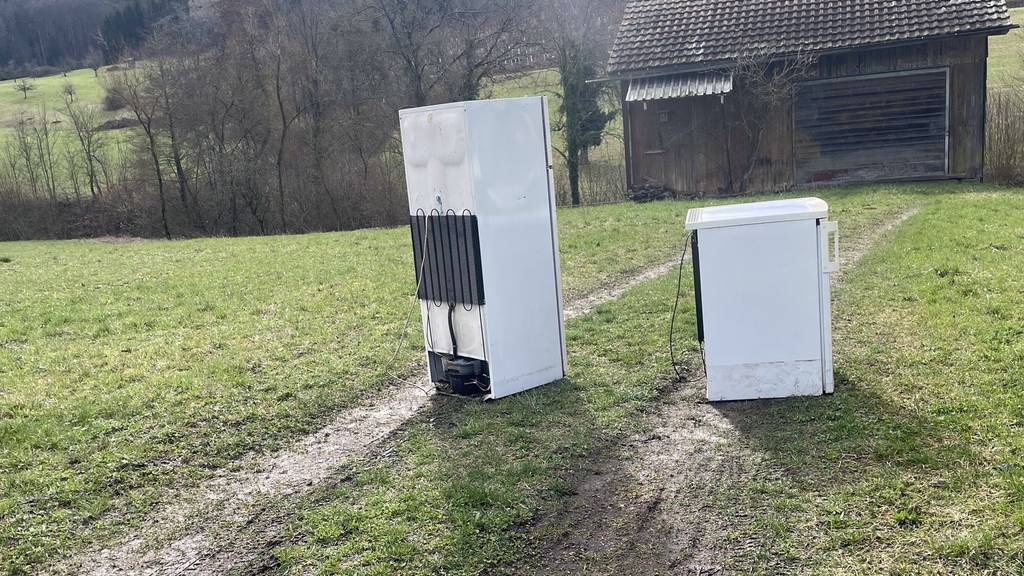 Zwei Kühlschränke illegal auf Feld entsorgt – Polizei sucht Zeugen