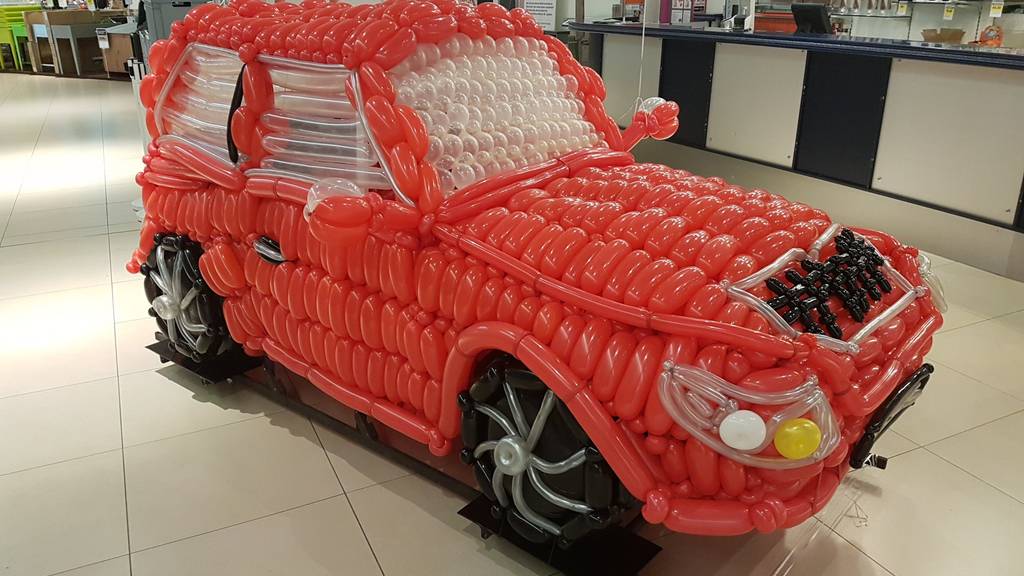 Aus 2500 Ballons wurde ein Auto angefertigt.
