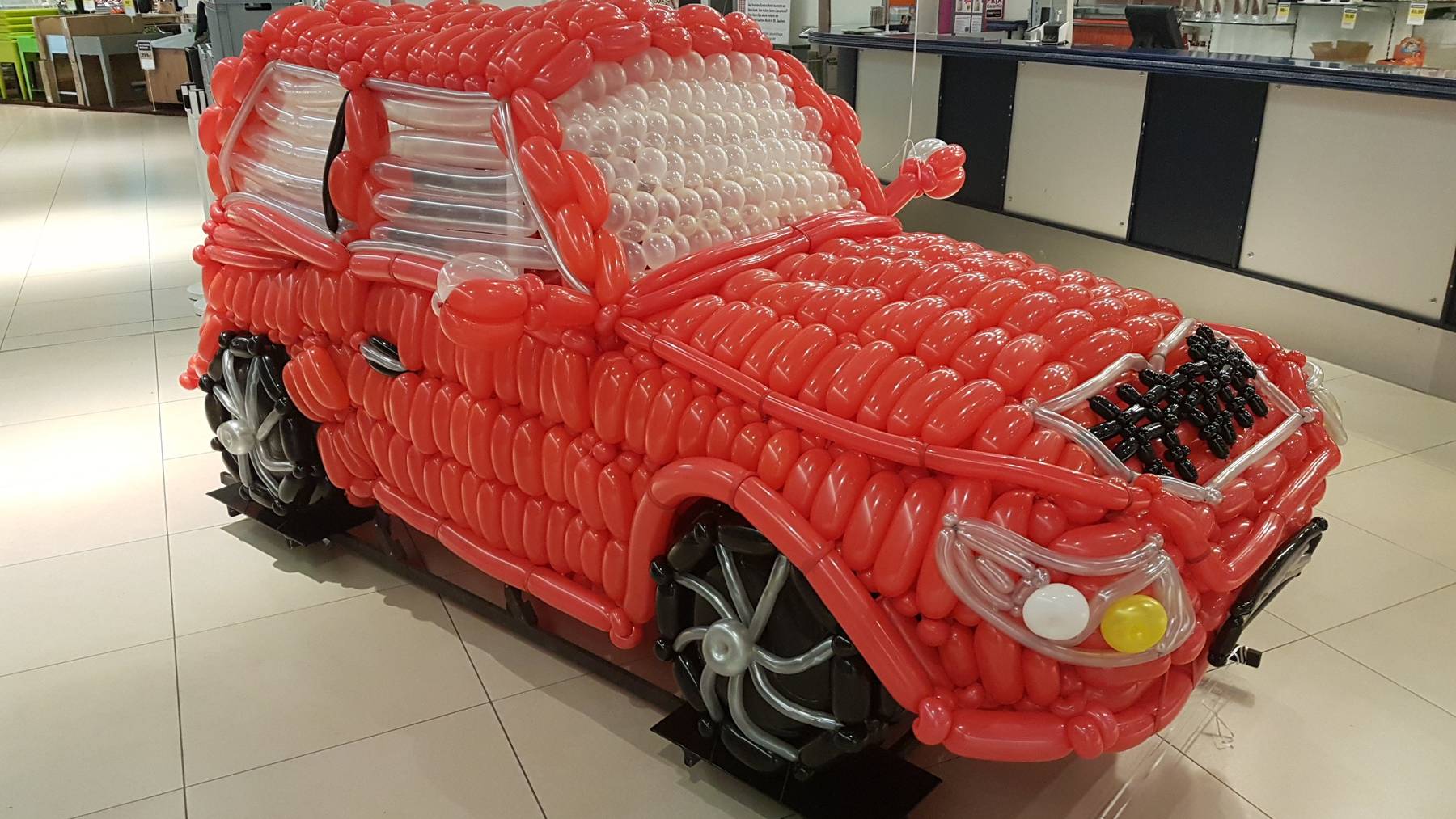 Aus 2500 Ballons wurde ein Auto angefertigt.