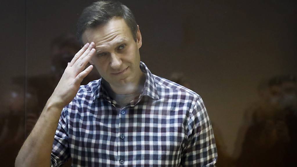 ARCHIV - Alexej Nawalny, russischer Oppositionsführer, steht während seiner Verhandlung hinter einer Glasscheibe im Babuskinsky Bezirksgericht. Foto: Alexander Zemlianichenko/AP/dpa