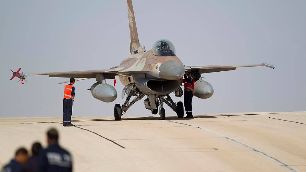 ARCHIV - Mechaniker stehen auf einem Militärflughafen bei Eilat in Israel an einem F-16 Kampfjet der israelischen Luftwaffe. Foto: Ariel Schalit/AP/dpa