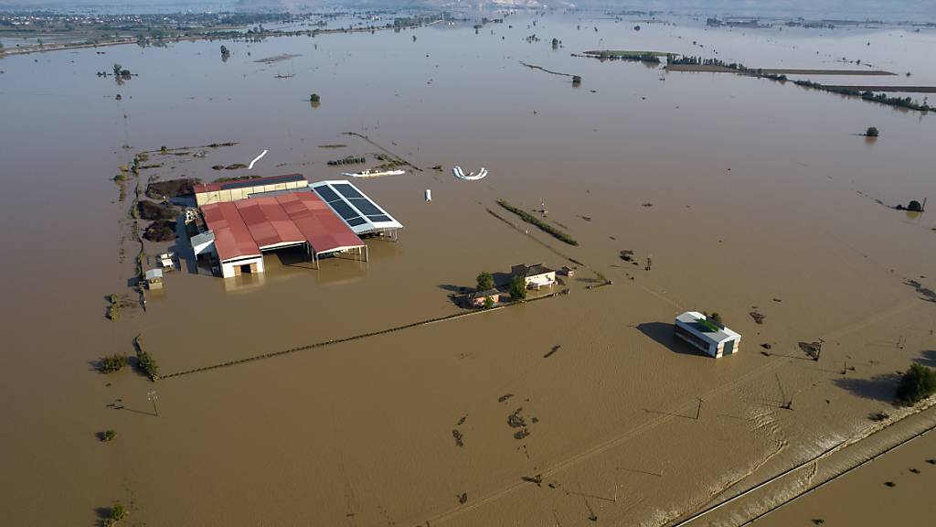 dpatopbilder - Blick auf überschwemmte Gebiete in der Nähe des Dorfes Itea, einige Kilometer von der Stadt Karditsa entfernt. Foto: Yorgos Karahalis/dpa
