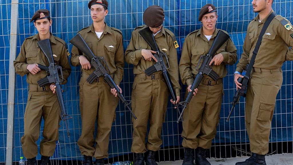 ARCHIV - Israelische Soldaten stehen zusammen. Foto: Ariel Schalit/AP/dpa/Archivbild