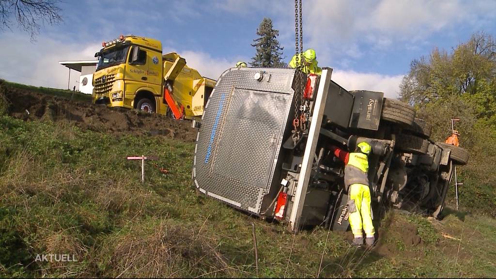 Milchtransporter mit 12 Tonnen Milch verunglückt