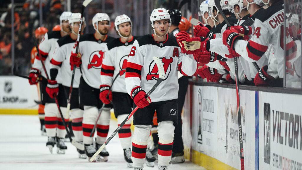 Trotz dem zehnten Saisontreffer von Jack Hughes (vorne) kassieren die New Jersey Devils in Kalifornien eine vierte Saisonniederlage