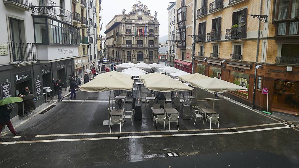 Blick auf den Rathausplatz in Pamplona, wo normalerweise das «Sanfermines»-Fest beginnt. Das traditionsreiche spanische Fest mit den weltberühmten Stierrennen fällt auch dieses Jahr wegen der Corona-Pandemie aus. Foto: Eduardo Sanz/EUROPA PRESS/dpa