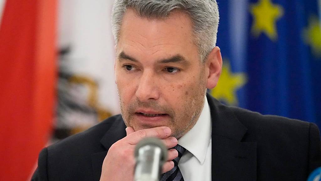 ARCHIV - Karl Nehammer, Bundeskanzler von Österreich, spricht während einer Pressekonferenz. Foto: Alexander Zemlianichenko/AP/dpa