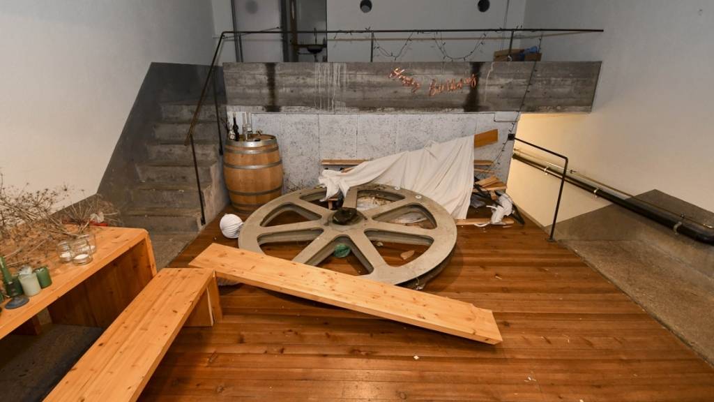 Ein Partygast wurde unter dem eine halbe Tonne schweren Seilbahnrad eingeklemmt.