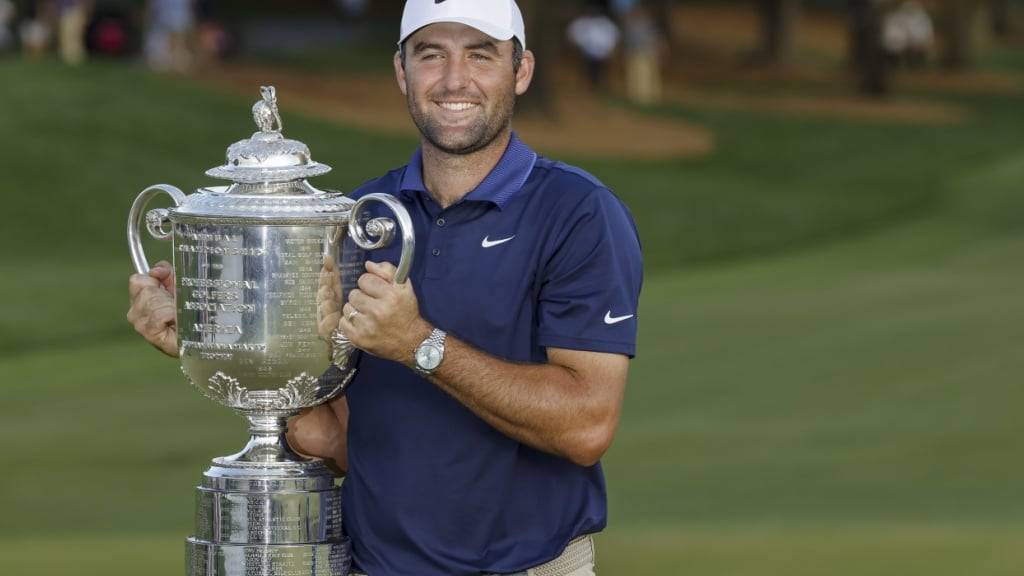 Scottie Scheffler posiert mit dem prestigeträchtigen Pokal