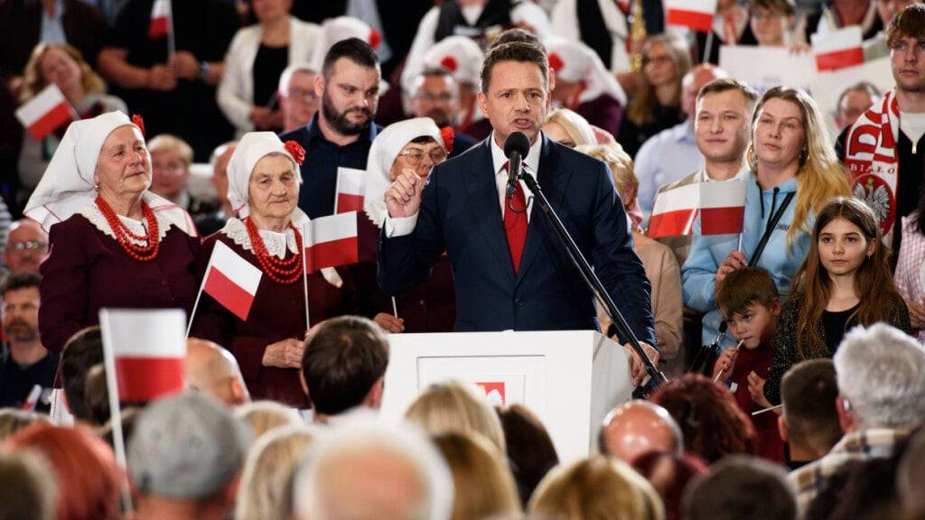 dpatopbilder - Der Warschauer Bürgermeister und Präsidentschaftskandidat Rafal Trzaskowski feiert die Ergebnisse in der Nacht der Präsidentschaftswahlen in Sandomierz. Foto: Aleksander Kalka/AP/dpa