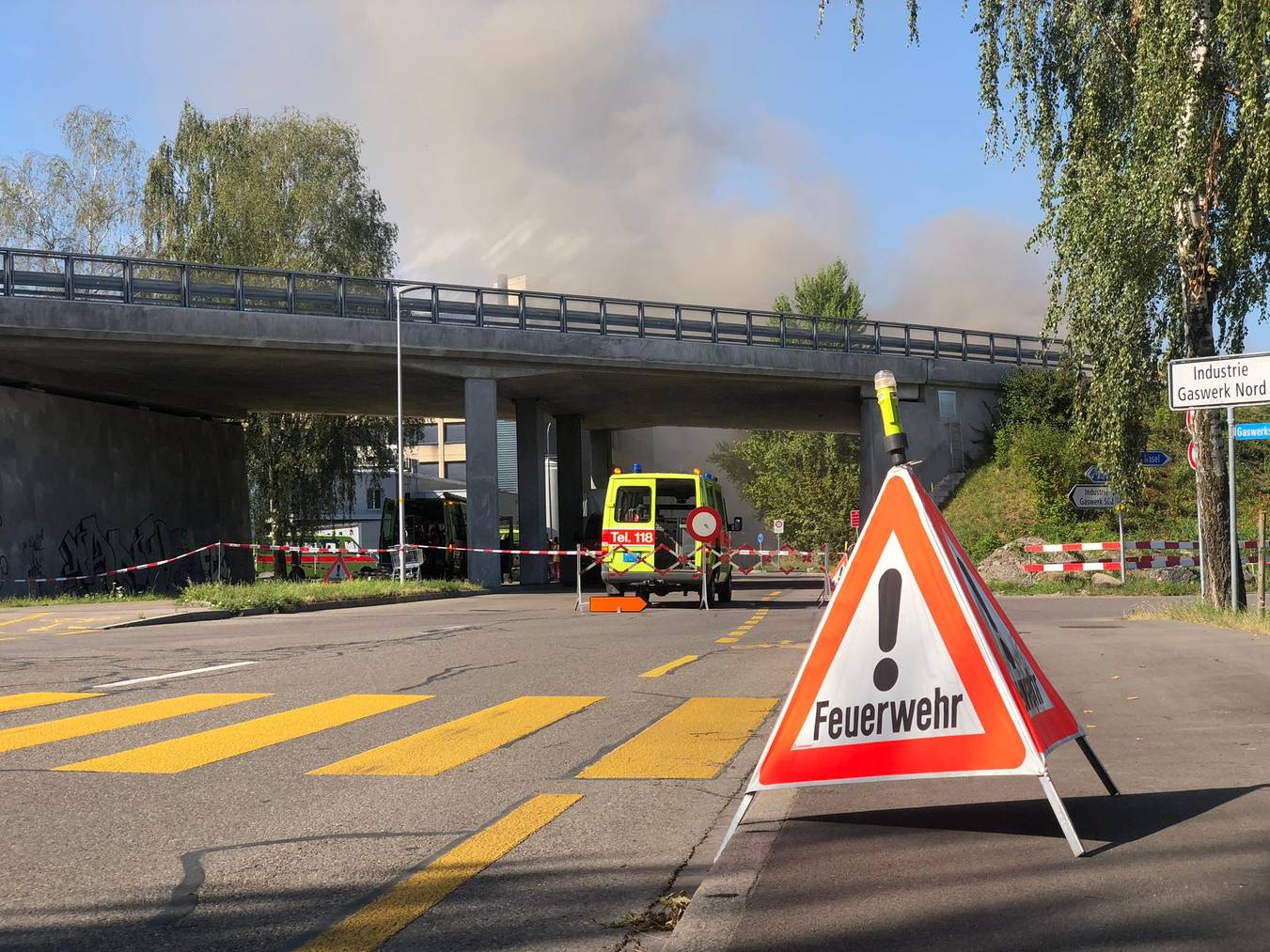 Die Feuerwehr ist zusammen mit der Kantonspolizei Zürich sowie mit Baustatikern vor Ort.
