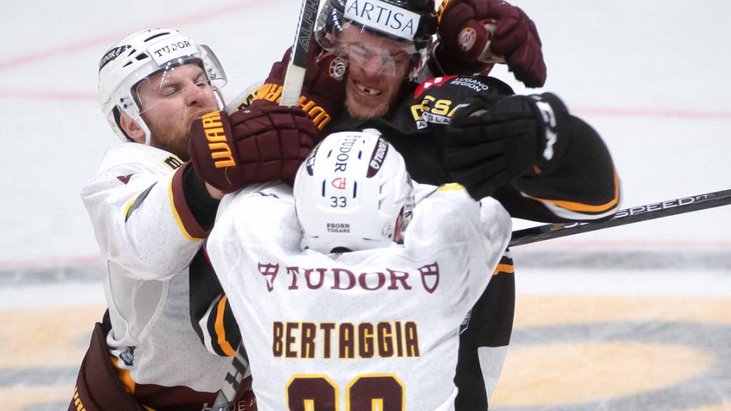 Alessio Bertaggia und Tanner Richard im Gerangel mit Luganos Mico Müller
