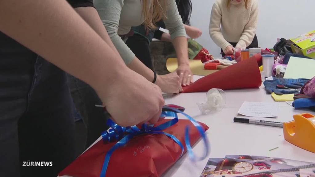 Zürcher Verein verpackt Geschenke für Flüchtlinge