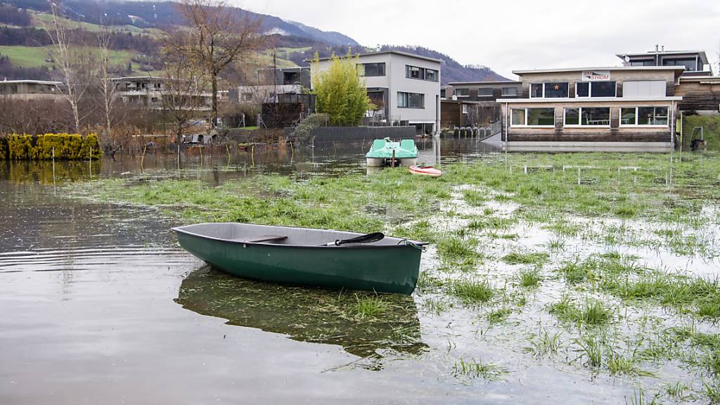 Tiefgelegene Gebiete am Sarnersee überschwemmt