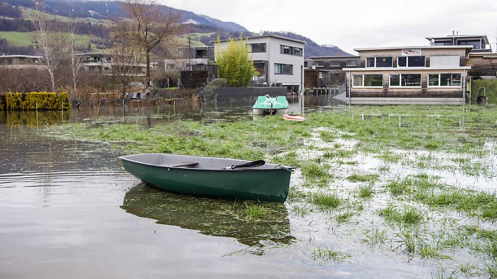 Das am Sarnersee gelegene Gebiet Ried bei Giswil OW ist überschwemmt.