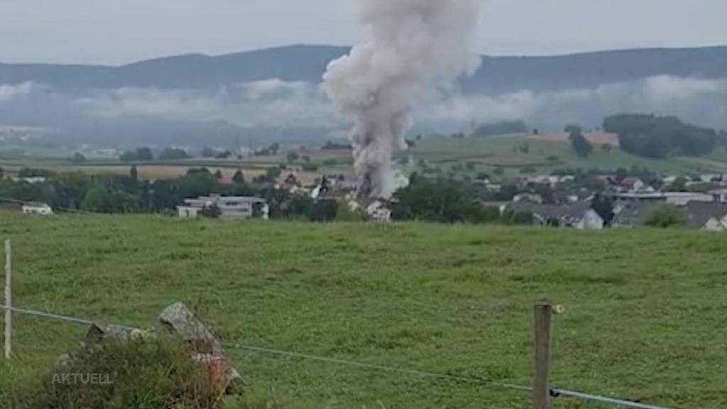 Halle mit Feuerwerk in Vollbrand