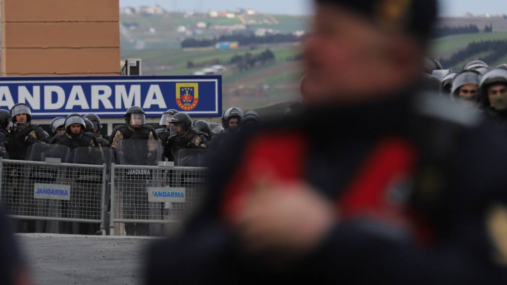 ARCHIV - Türkische Sicherheitskräfte stehen Wache vor dem Silivri-Gefängnis, in dem der inhaftierte Bürgermeister von Istanbul, Ekrem Imamoglu, vor Gericht steht. Foto: Dilara Acikgoz/AP/dpa