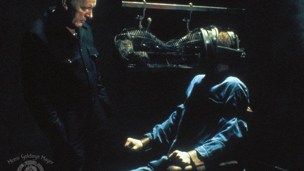 Szene aus «1984»: John Hurt (r) wird von Richard Burton (l) gefoltert, indem er mit seiner grössten Angst konfrontiert wird, derjenigen vor Ratten. Die Gesellschaft, die in «1984» dargestellt wird, erinnert manche an die Regierung Trump. Deshalb zeigen US-Kinos am 4. April den Film. (Handout)