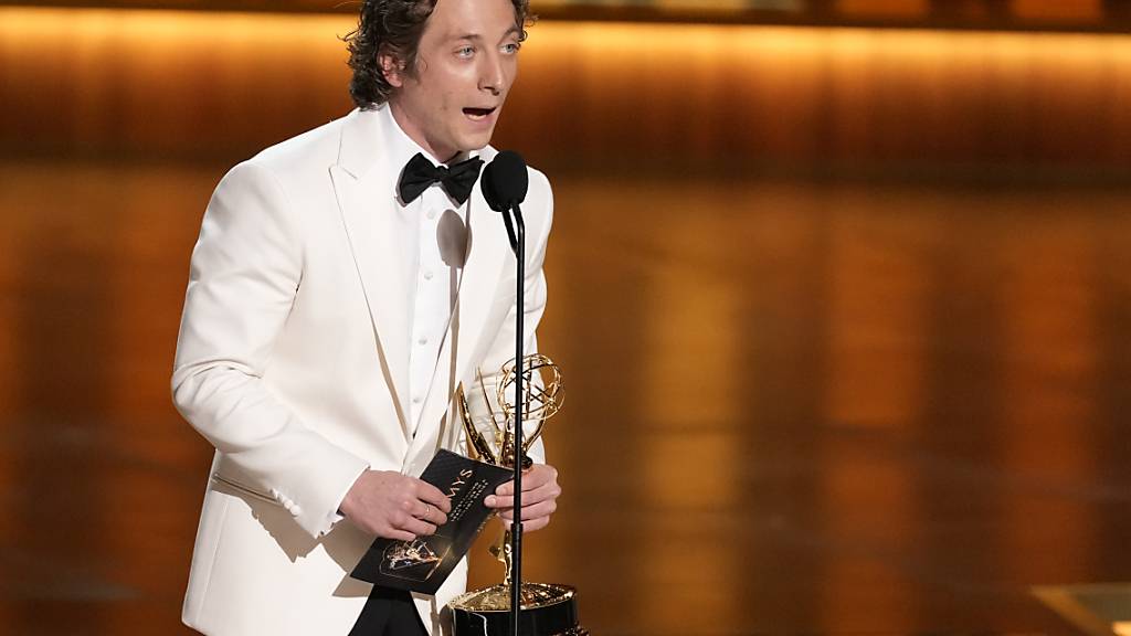 Jeremy Allen White nimmt den Preis für den herausragenden Hauptdarsteller in einer Comedy-Serie für «The Bear» während Verleihung der 75. Primetime Emmy Awards im Peacock Theater entgegen. Foto: Chris Pizzello/Invision/AP/dpa