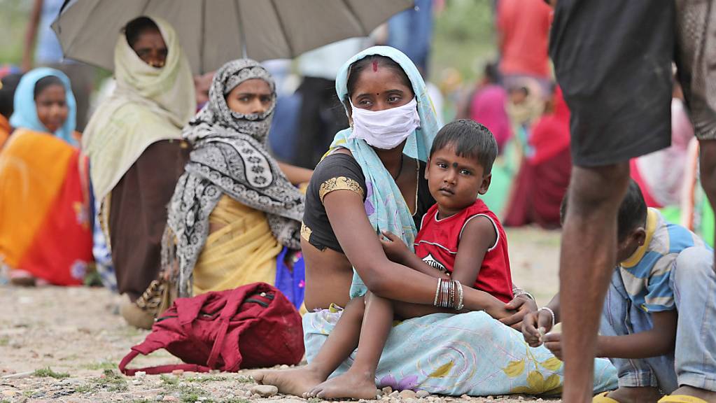 ARCHIV - Seit Wochen sind Millionen Wanderarbeiter in Indien unterwegs, weil sie wegen der Ende März kurzfristig angekündigten Einschränkungen plötzlich ihre Jobs in den großen Städten verloren haben. Foto: Channi Anand/AP/dpa