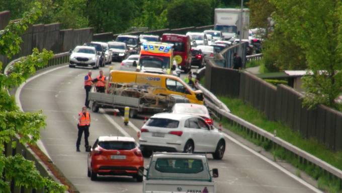 Unfall mit vier Fahrzeugen legte A6 zwischen Biel und Lyss lahm